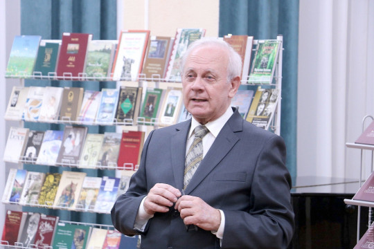 «Pro et Contra»: Новую книгу литературоведческих статей о Василии Белове представили в областной библиотеке